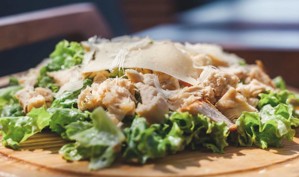 Cæsarsalat med kylling og parmesan