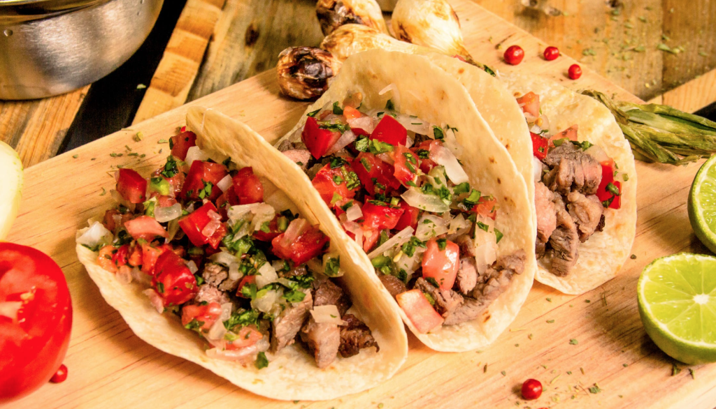 Tacos med kød, pico de gallo og lime fra Tacos Foodtruck