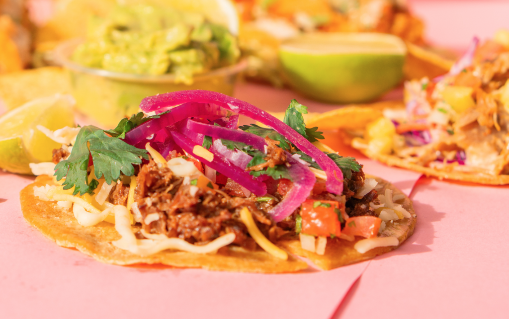 Taco med pulled kød, syltede rødløg og koriander